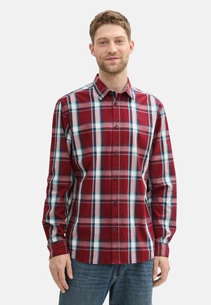 Karierte Hemd in Rot und Blau mit Button-Down-Kragen, langen Ärmeln und geradem Schnitt. Der Stoff wirkt weich mit einer glatten Textur.