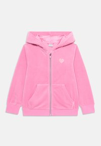 Sudadera rosa con cremallera fabricada en suave terciopelo. Cuenta con capucha, dos bolsillos frontales y un pequeño diseño de corazón en el lado izquierdo del pecho.
