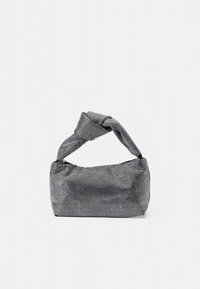 Bolsa preta e prateada com superfície texturizada, apresentando uma alça torcida e um design de corpo retangular.