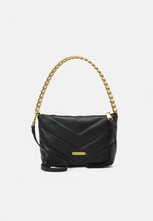 Borsa a mano in pelle nera con cuciture a zigzag, manico a catena dorata, chiusura con zip e una piccola placca con logo dorato sul davanti.