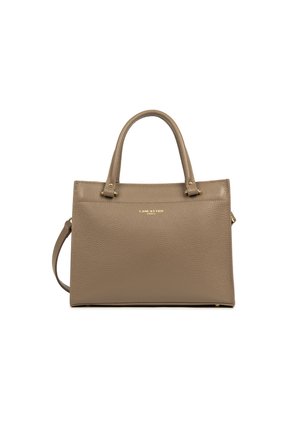 Borsa in pelle taupe con doppi manici superiori, una tracolla removibile e accessori in oro. Presenta un design elegante e strutturato con dettagli minimal.