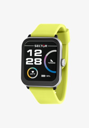 Smartwatch con cinturino giallo, che mostra l'ora 12:28, frequenza cardiaca 77, obiettivo passi 12.000 e batteria al 99% su un display digitale.