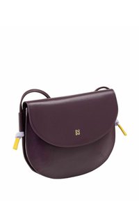 Borsa a forma circolare in pelle viola scuro con chiusura a patta. Presenta un logo dorato, una texture morbida e accenti gialli a contrasto sulla tracolla.