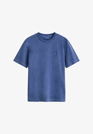 Maglietta blu a maniche corte con scollo rotondo e un piccolo logo GANT sul petto, mostrata su sfondo bianco.