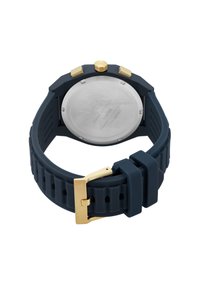 Cinturino in silicone blu navy con superficie testurizzata, hardware dorato e fondo cassa rotondo in acciaio inossidabile. Presenta una corona e una fibbia dorate.