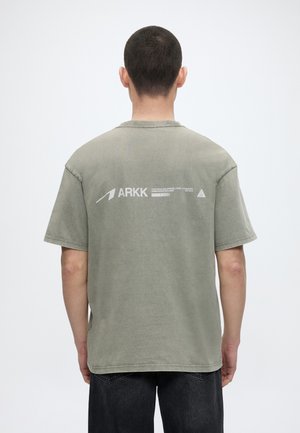 ARKK Copenhagen ARKK LOGO BOXY TEE - Μπλουζάκι με στάμπα - khaki