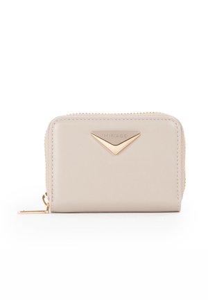 Portafoglio in pelle beige con zip circolare, dotato di placca triangolare dorata e tirazip dorato, presentato su sfondo bianco.