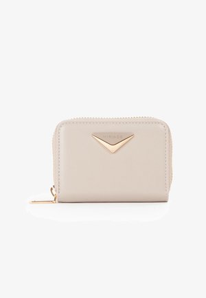 Portefeuille zippé en cuir beige avec plaque logo triangulaire en or et tirette en or, présenté sur fond blanc.