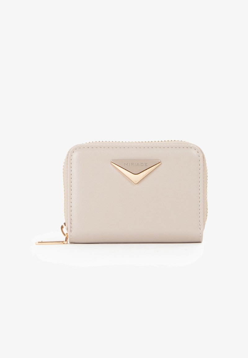 Beige læder zip-around pung med gylden trekantet logo-plade og gylden lynlås, vist på en hvid baggrund.