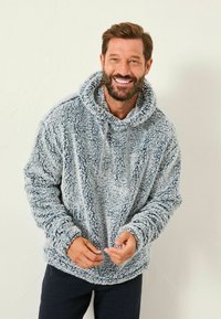 Flauschiger, hellgrauer Pullover-Hoodie mit großer Kapuze, vornem Taschen und Kordeln. Rippstrickbündchen und -saum mit einer weichen, strukturierten Oberfläche.