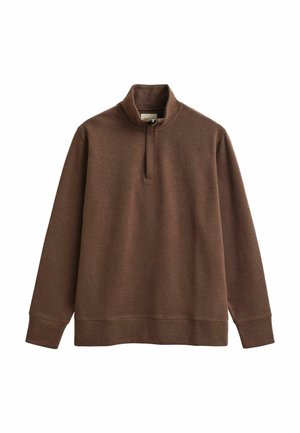 Maglione marrone realizzato in tessuto morbido, con collo mezza zip e maniche lunghe, vestibilità comoda e polsini e orlo a costine.