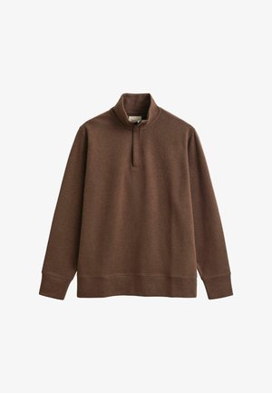 Maglione marrone realizzato in tessuto morbido, con collo mezza zip e maniche lunghe, vestibilità comoda e polsini e orlo a costine.