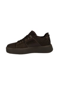 Dunkelbraune Schnürsneaker mit einem strukturierten Lederoberteil, gepolsterter Zunge, kontrastierenden glatten Einsätzen und einer dicken, gerippten Gummisohle.