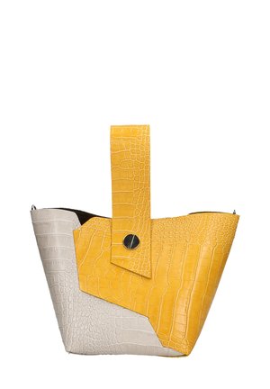 Sac en cuir gaufré crocodile avec des sections jaunes et grises, de forme angulaire, une sangle jaune et un détail de bouton-pression en argent.