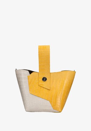 Crocodillenleer handtas met gele en grijze delen, hoekige vorm, een gele schouderband en zilveren drukknoopdetail.
