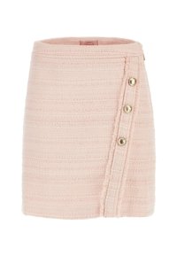 Roze tweed mini-jurk met een gestructureerd oppervlak, voorzien van een diagonale naad met drie gouden knopen aan de voorkant.