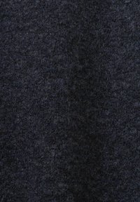 Tissu tricoté gris foncé avec une texture épaisse et duveteuse et un motif de câbles verticaux au centre.