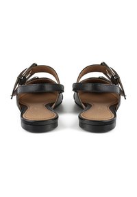 Sandali in pelle nera con un design minimalista, schiena aperta e cinturini regolabili con fibbia. Fodera interna liscia con una suola leggermente testurizzata.