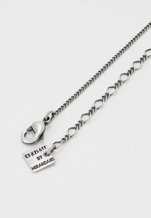 Collier chaîne en argent avec deux styles de maillons distincts et un fermoir mousqueton, avec un petit pendentif carré gravé "KONPLOTT BY MIRANDAKO."