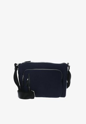 Sac messager bleu marine en tissu texturé, avec une poche zippée à l'avant et une bandoulière ajustable. Dispose de ferrures argentées et d'un design minimaliste.