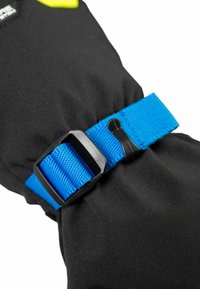 Schwarzer Handschuh mit einem blauen verstellbaren Riemen, der mit einer schwarzen Kunststoffschnalle befestigt ist. Besitzt eine glatte Stofftextur und ein kleines gelbes Akzent.