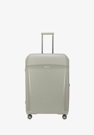 Maleta rígida en gris claro con un acabado texturizado, que cuenta con un mango retráctil y cuatro ruedas para facilitar la movilidad.