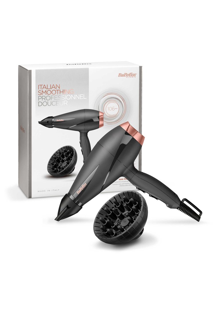 Sèche-cheveux noir avec des accents en or rose, présentant un design élégant et un diffuseur amovible. Boîte étiquetée "BaByliss Italian Smoothing."