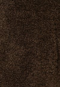 Bruin, pluizig textiel met een dichte, gestructureerde oppervlakte. De kleur is een rijke, donkere bruine tint, die een zachte uitstraling geeft.