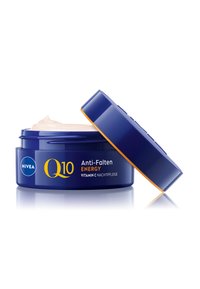 NIVEA Q10 Anti-Falten Energiecreme in einem runden blauen Behälter mit glänzender Oberfläche und gelbem Rand, leicht geöffnet, um die helle Creme im Inneren zu zeigen.