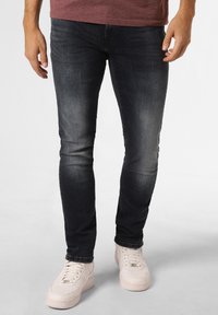 Jeans de denim bleu închis pentru bărbați, cu o croială slim, având un aspect decolorat, design clasic cu cinci buzunare și margini uzate. Asortați cu adidași albi.