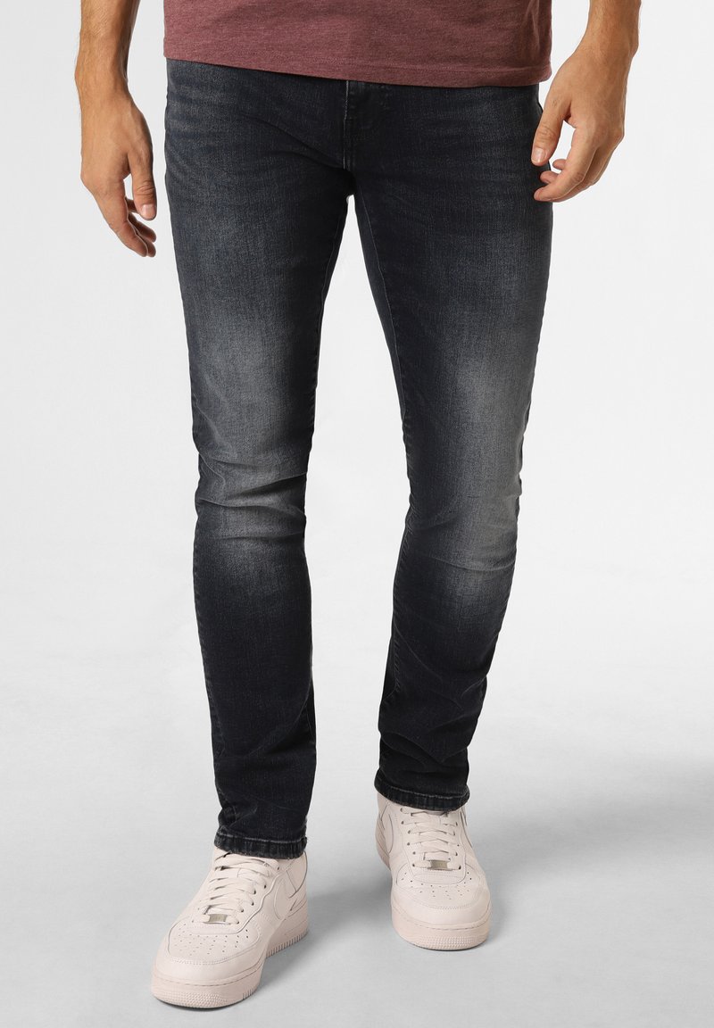 Jeans de denim bleu închis pentru bărbați, cu o croială slim, având un aspect decolorat, design clasic cu cinci buzunare și margini uzate. Asortați cu adidași albi.