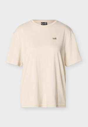 Béžové tričko EA7 Emporio Armani s krátkym rukávom, okrúhlym výstrihom a malým zlatým logom EA7 na ľavej strane hrudníka.
