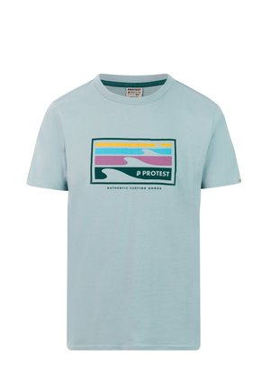 Lichtblauw katoenen t-shirt met een rechthoekige afbeelding in tinten geel, roze, turquoise en groen, met bedrukt tekst onder het ontwerp.