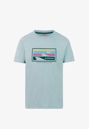 Lichtblauw katoenen t-shirt met een rechthoekige afbeelding in tinten geel, roze, turquoise en groen, met bedrukt tekst onder het ontwerp.