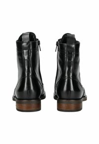 Stivali alla caviglia neri in pelle con una finitura liscia, cerniere laterali, dettagli brogue e tacco in legno. Vista posteriore che mostra un design elegante.