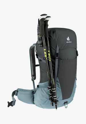 Deuter Rucksack in Grau und Hellblau, ausgestattet mit verstellbaren Trägern, einem gepolsterten Rücken und zwei Trekkingstöcken, die an der Seite befestigt sind.