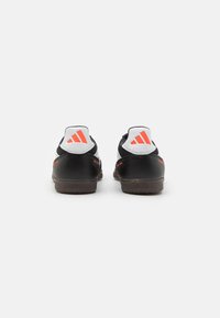 adidas Performance PREDATOR FREESTYLE UNISEX - Dvoranske nogometne kopačke - core black/footwear white/solar red