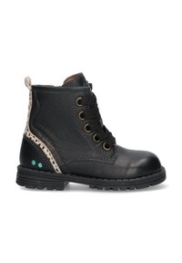 Botín de cuero negro hasta el tobillo con ojales dorados, cordones negros, acabado texturizado y un panel decorativo con patrones y acentos turquesa.