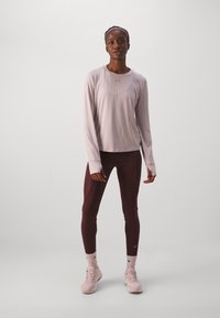 Nike Performance ONE CLASSIC - Langarmshirt - platinum violet