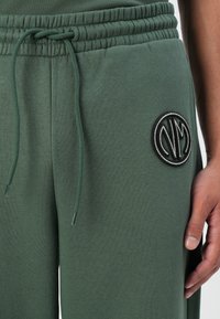 Noisy May NMMILES PANT UNISEX - Pantalon de survêtement - cilantro/black