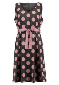 Vestido negro sin mangas con lunares rosas, escote en V y un cinturón a juego en la cintura. Tejido suave con una textura ligeramente brillante.