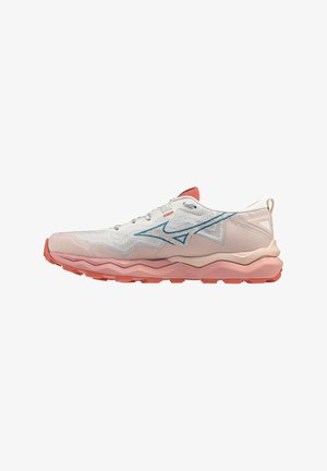 Chaussures de course avec une tige en mesh blanche, des accents bleus et une semelle rose amortie présentant un design texturé ondulé pour une meilleure adhérence.