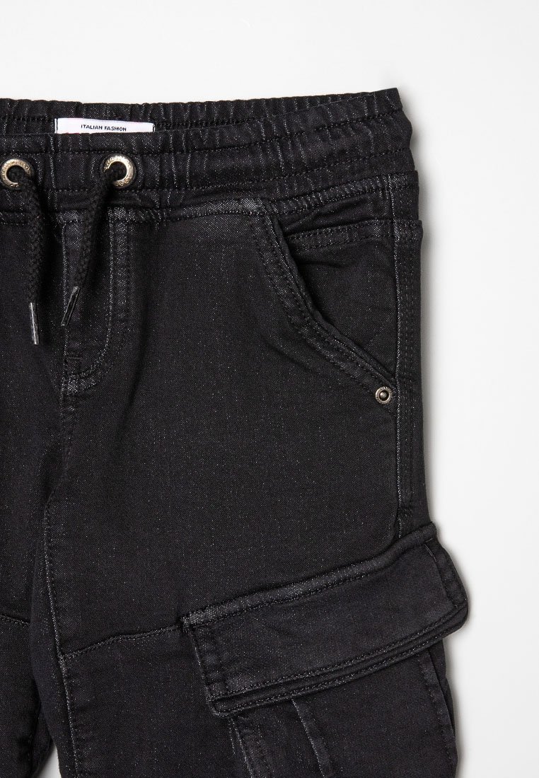 Schwarze Cargo-Shorts mit einem elastischen Bund, Kordelzug, mehreren Taschen und einer weichen Denim-Oberfläche. Verfügt über sichtbare Nähdetails.