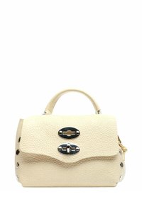 Piccola borsa a mano beige in pelle texturizzata con manico superiore, chiusura a girare ovale argentata e borchie argentee sui pannelli laterali.