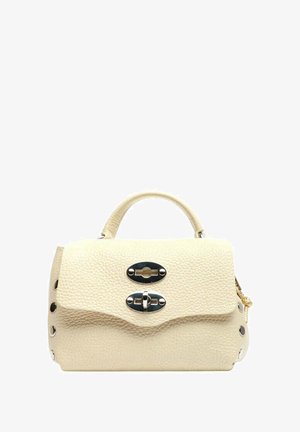 Piccola borsa a mano beige in pelle texturizzata con manico superiore, chiusura a girare ovale argentata e borchie argentee sui pannelli laterali.