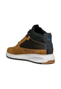 Zapatilla alta de cuero marrón y malla negra con suela blanca, que presenta acentos azules y un collarín acolchado. Superficies texturizadas y talón reforzado.