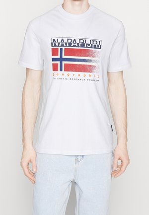 Weißes T-Shirt mit kurzen Ärmeln und verblasster norwegischer Flagge, „NAPAPIJRI“-Schriftzug oben und „geografisches antarktisches Forschungsprogramm“ unten, getragen zu hellen Jeans.