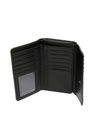 Portafoglio in pelle nera con diversi scomparti per carte, una finestra trasparente per l'ID e una finitura texturizzata. Design pieghevole per un facile accesso.