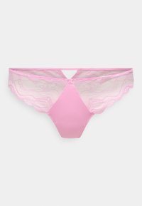 Tanga roz din dantelă și material textil, cu margine ondulată și panou frontal triunghiular solid, având o decupare în formă de cheie la spate.