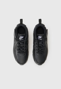 Baskets Nike Air Max noires, avec un dessus en cuir lisse, une languette rembourrée et des lacets texturés, dotées d'une poignée à l'arrière.